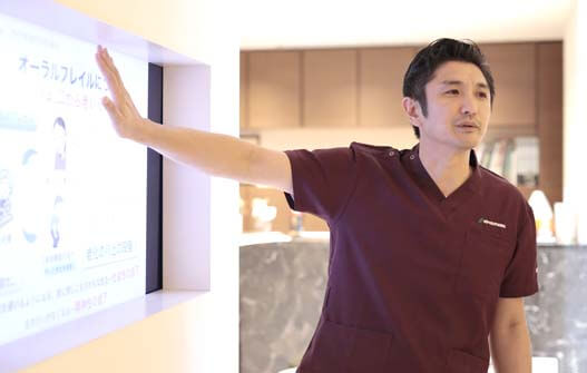 TBI講義を行う院長