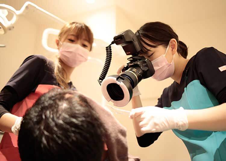 医療機器を扱っている歯科医師