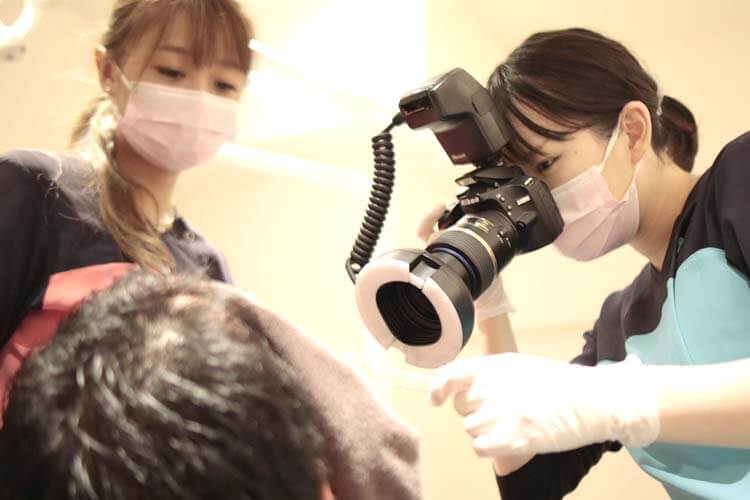 歯の写真を撮影する歯科衛生士